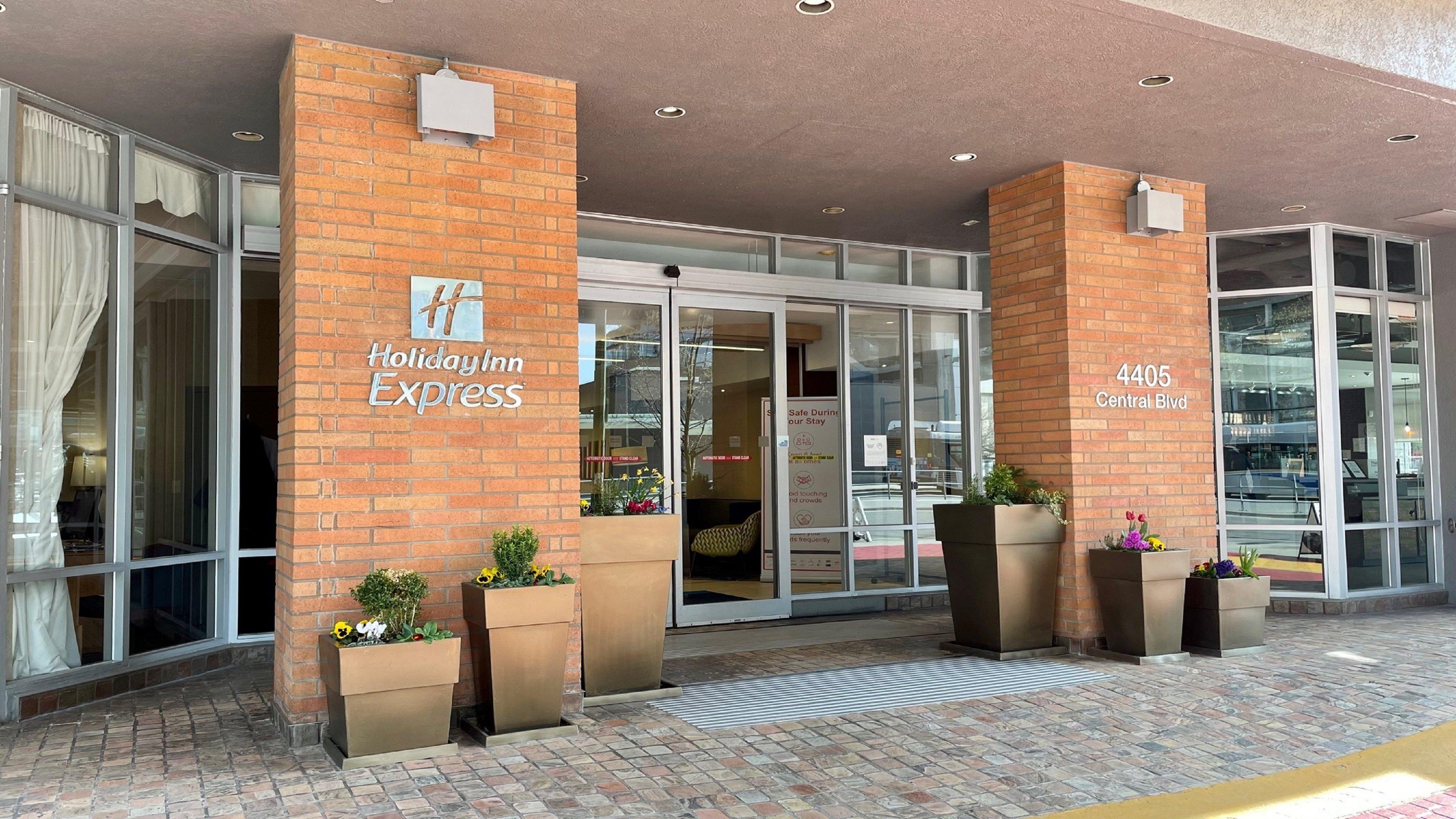 Holiday Inn Express Vancouver-Metrotown Burnaby Exterior photo